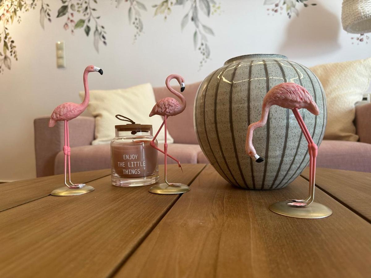 Flamingo Feather Apartment *