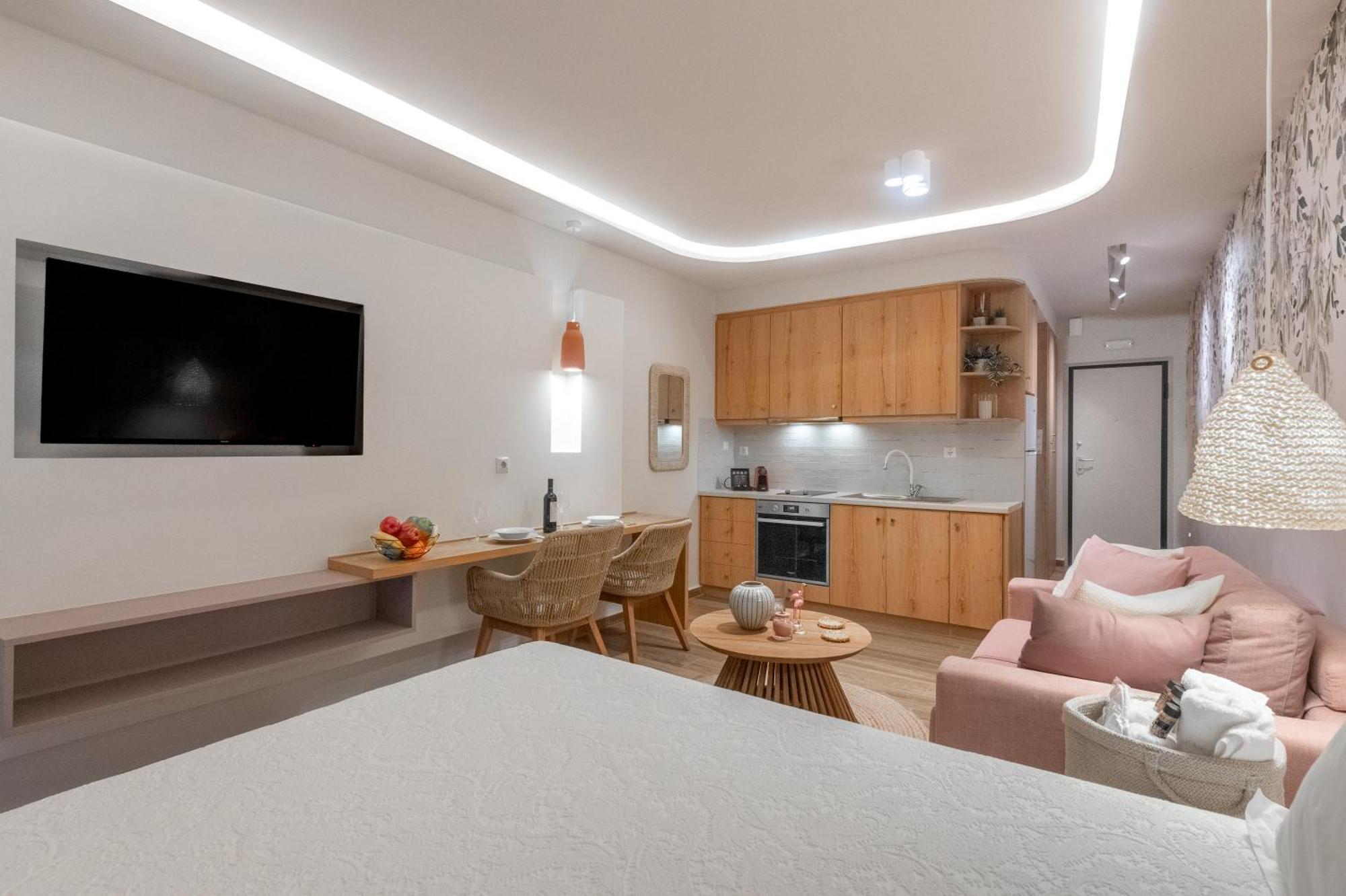 Flamingo Feather Apartment